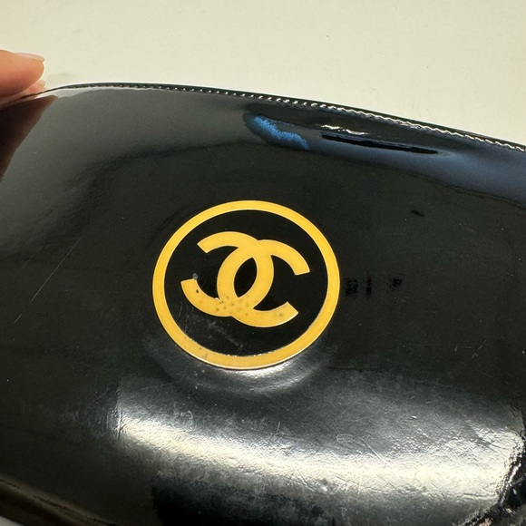 11720 Chanel Patent Leather Zip Wallet with authenticity card - Picture 9 of 9